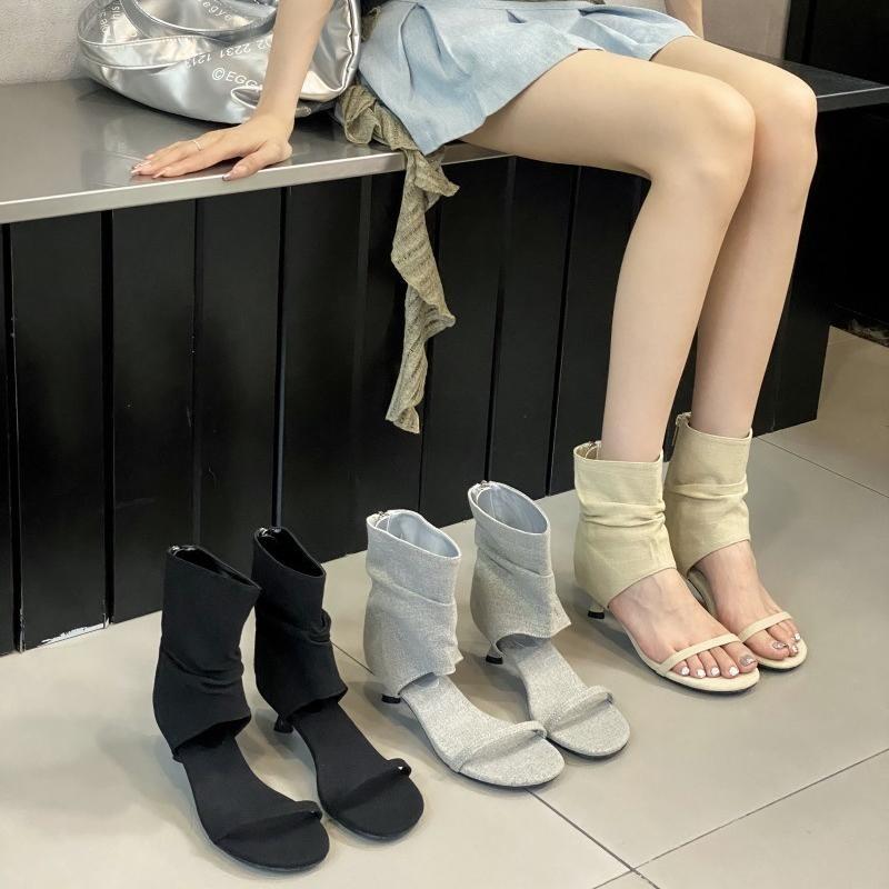 Mode 2025 Neue Prägnante Clip-On Damenstiefel aus Denim mit offenem Zeh, Plissiert, Niedrige dünne Absätze, Römische Stiefeletten Sandale Chaussures Femme Botines