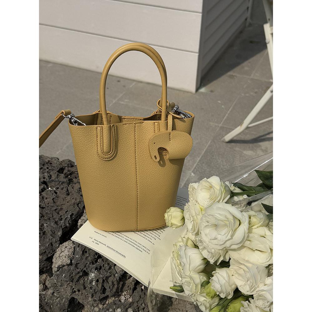 IELGY Soft leather fashion portable bucket bag Joker commuter shoulder slung.