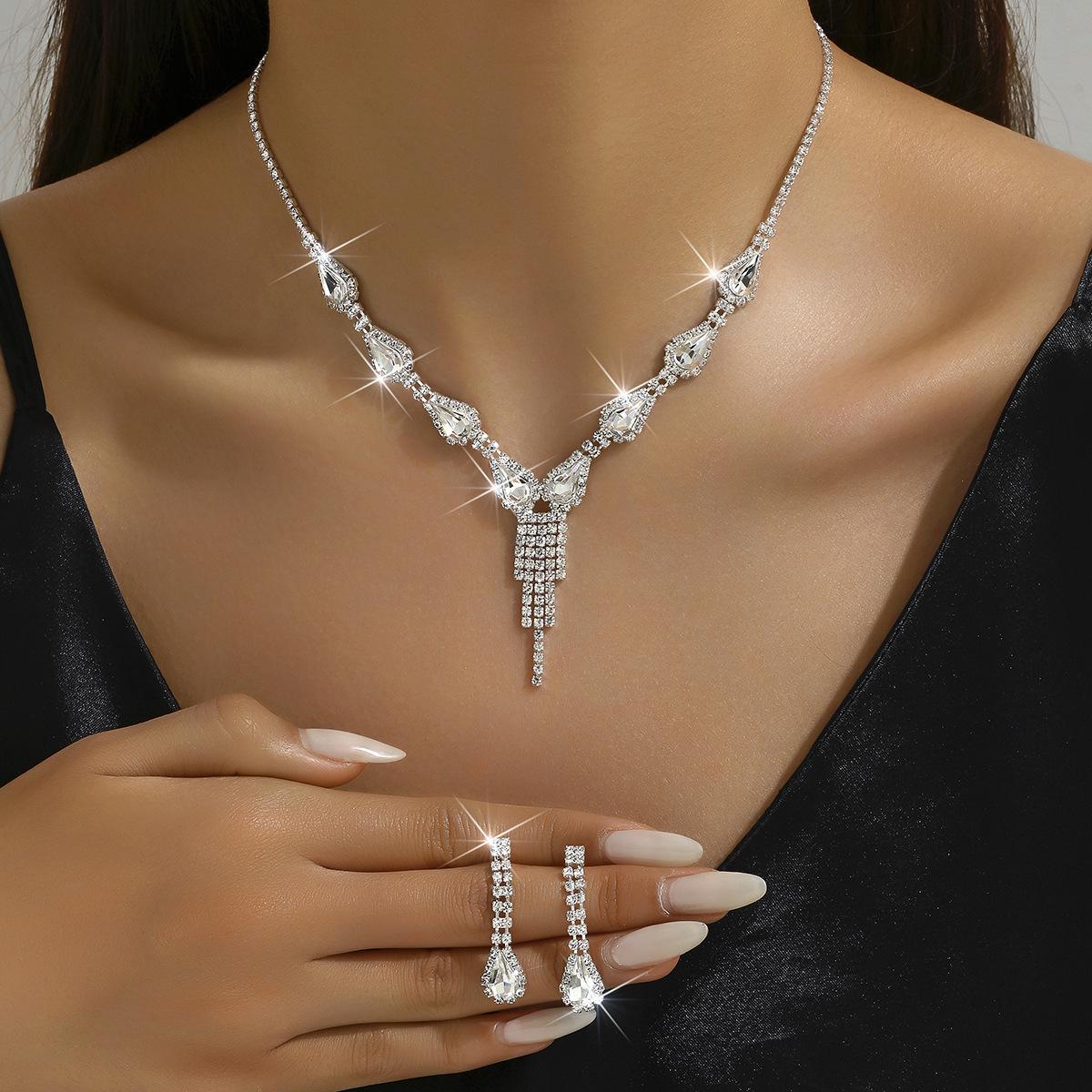 

Комплект ювелирных изделий из кристаллов высшего качества, ожерелье в форме капли воды, серьги, комплект женских ювелирных изделий.