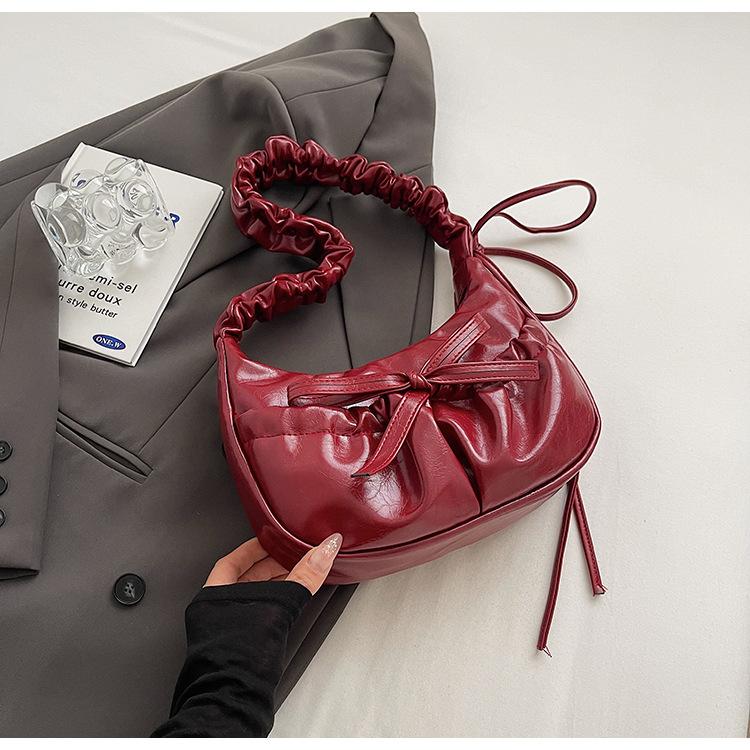 

This year s popular pleated bag women s 2025 new trend fashion casual niche simple commuter underarm shoulder bag красный