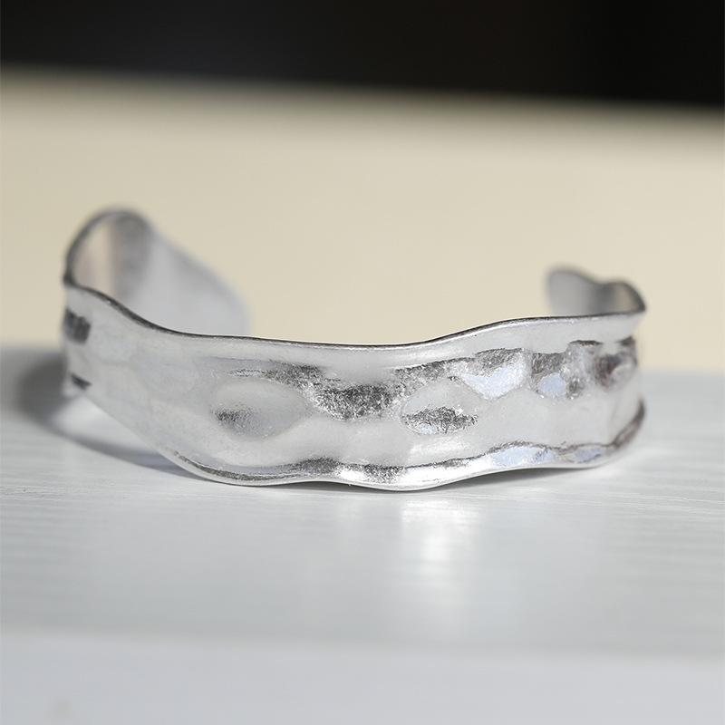 

Матовый золотой неровный помятый браслет-манжета - Высококачественное текстурированное праздничное ювелирное изделие в подарок. Standard серебряный