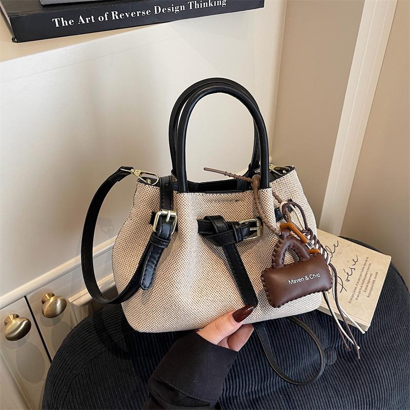 Leisure Single-shoulder Bag with High-end Texture, Retro Hand-held Feel, Fashionable Cloud-shaped Bag