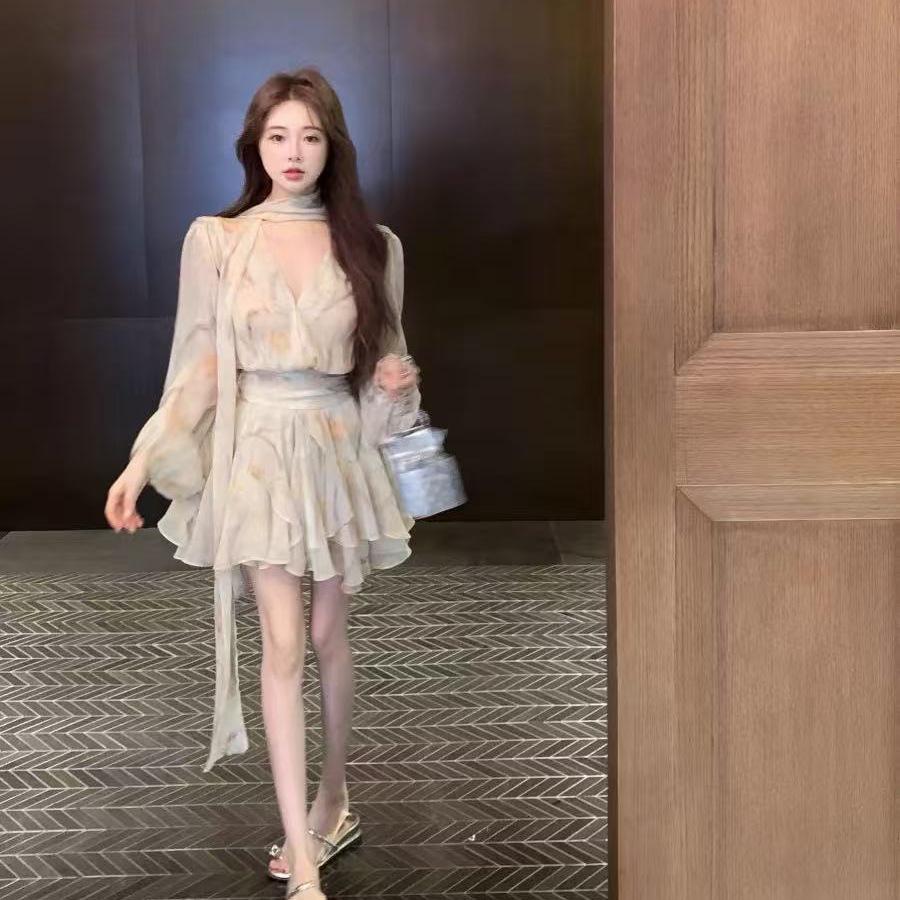 Large size fat mm French floral v-neck long-sleeved dress women's autumn and winter gentle design waist a-word short skirt