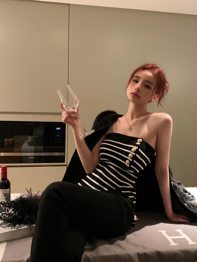 Stilvolles gestreiftes ärmelloses Stricktop mit einem Träger für Damen