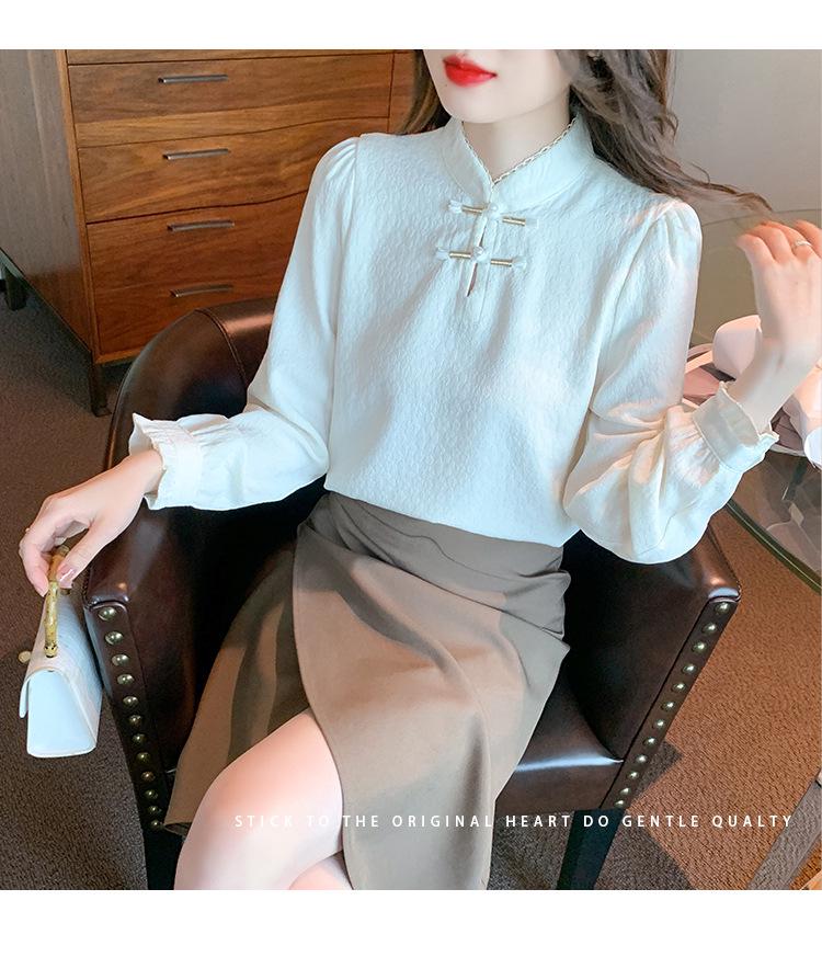 Retro Stand Collar Frog Button Pullover: Plus Velvet Thickened Base Layer for Autumn/Winter 2025, New Chinese Style.