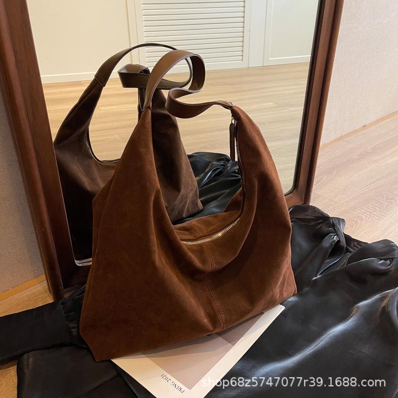 

New tote bag women s autumn versatile commuting retro fur shoulder bag large-capacity textured women s bag темно-коричневого кольору
