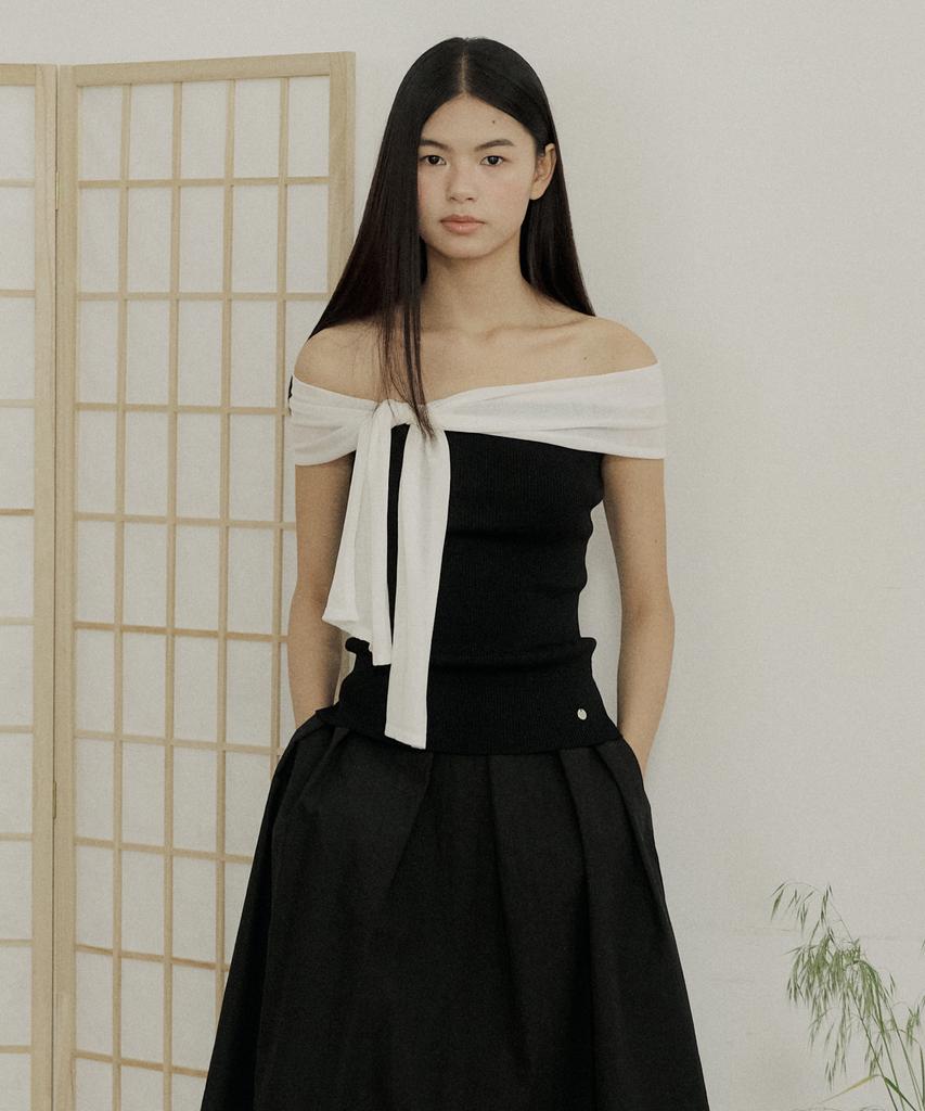 LUCIR ZU Ribbon Off-Shoulder Knit (Black)
