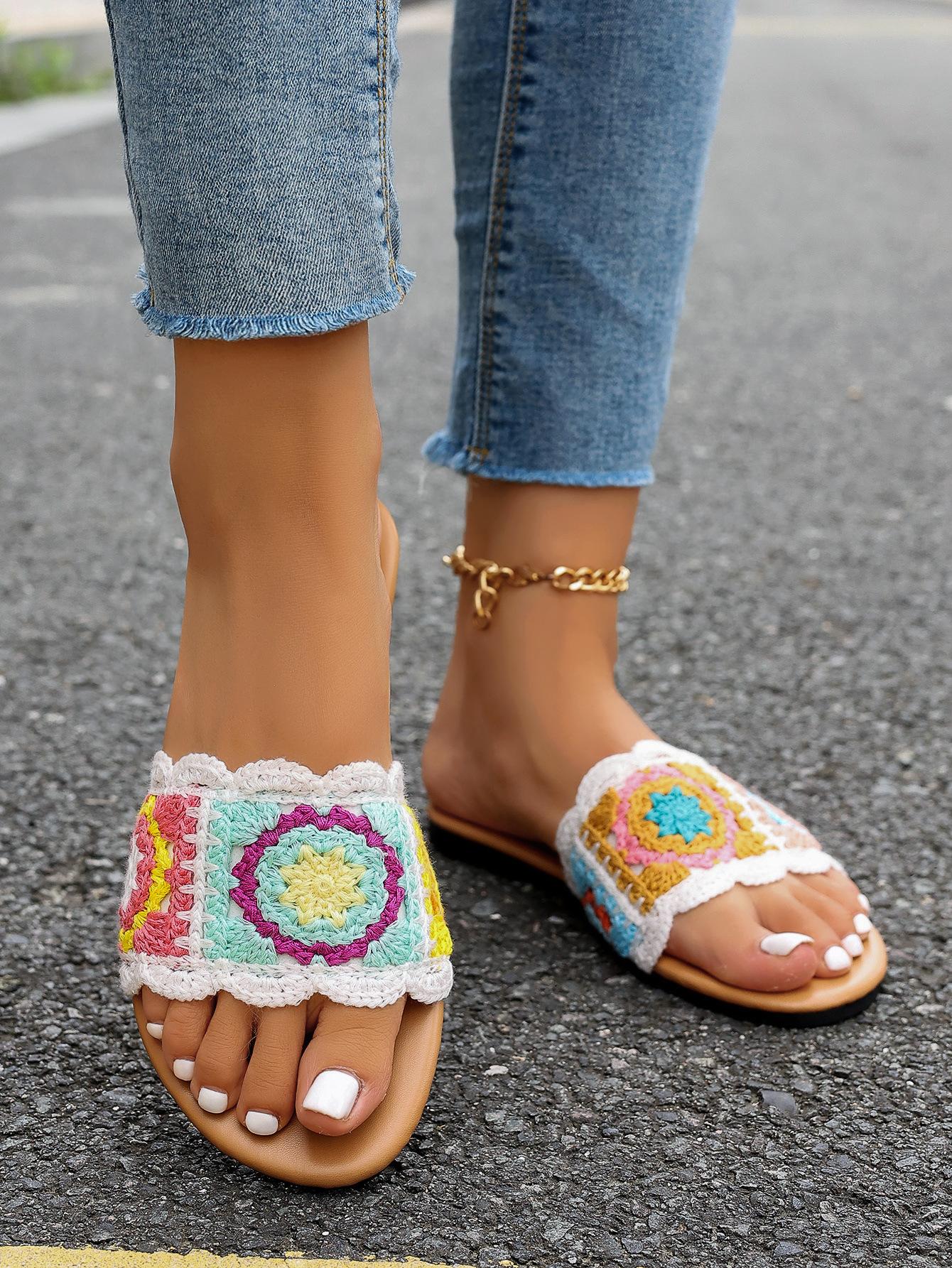 

Большой размер 2025 лето новые высококлассные шлепанцы на плоской подошве крутые тапочки женские носят супер огонь однословные шлепанцы 43