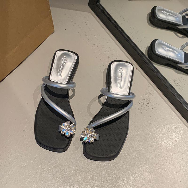 Silberne französische coole Hausschuhe Damen 2025 neu Frühling und Sommer Oberbekleidung keine müden Füße mit Rock super Feuer Strass Zehenbedeckung Sandalen