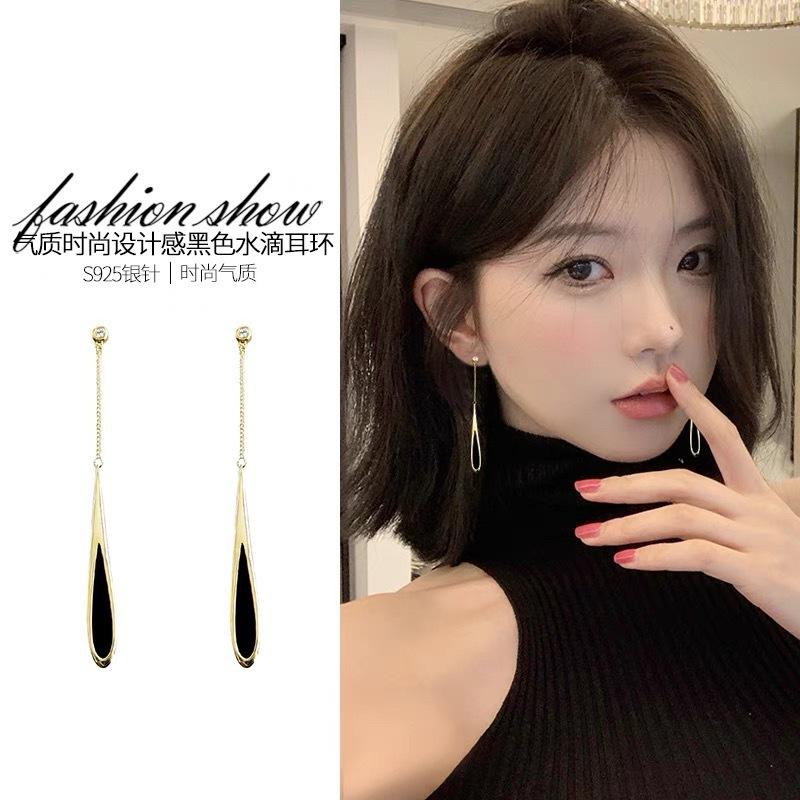 

New trendy temperament black fringed water drop earrings women s 111 silver needle niche high-end light luxury fashion earrings 925 silver needle чорний