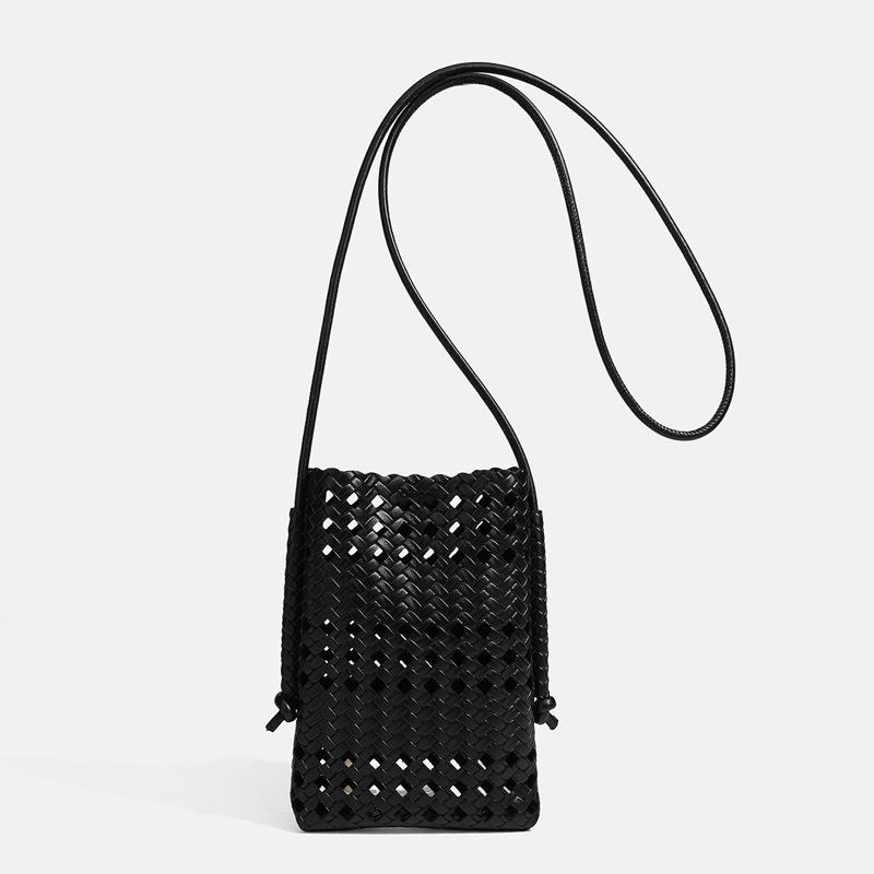 A Niche Woven Mobile Phone Bag with A Hollow Design, Featuring Fashionable and Casual Beach-style Cross-body Style. Casually