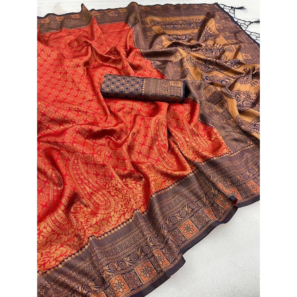 Hedvábné sárí z obchodu ALMAARI je zdobeno krásnou prací sárí ve formě tradičních motivů.