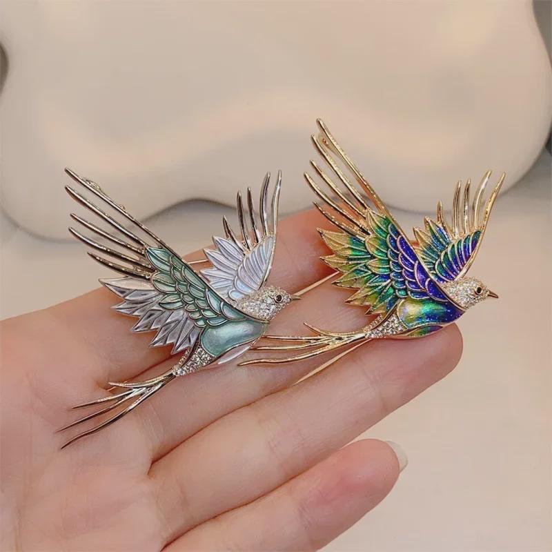Zarif 3D Renkli Kuş Broşu - Sonbahar ve Kışlık Montlar İçin Lüks Tasarım Korsaj