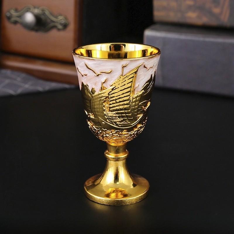 Messing-Schnapsglas auf hohem Fuß mit modernem minimalistischem Design für die Dekoration einer Hausbar