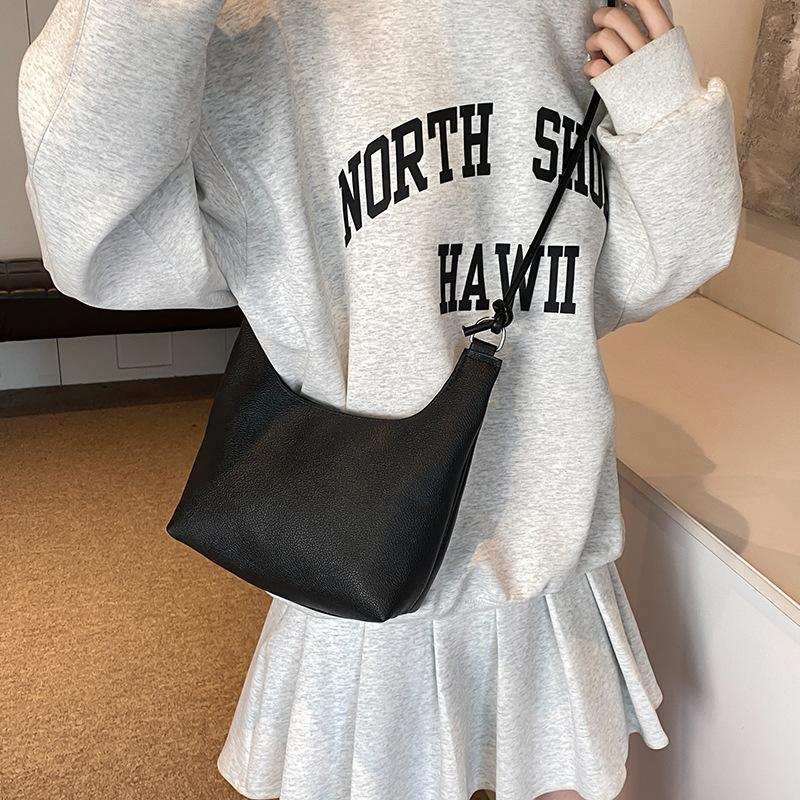 New Summer Fashion Retro Shoulder Bag Large Capacity Commuting Bag Women Casual Simple Armpit Tote Bag