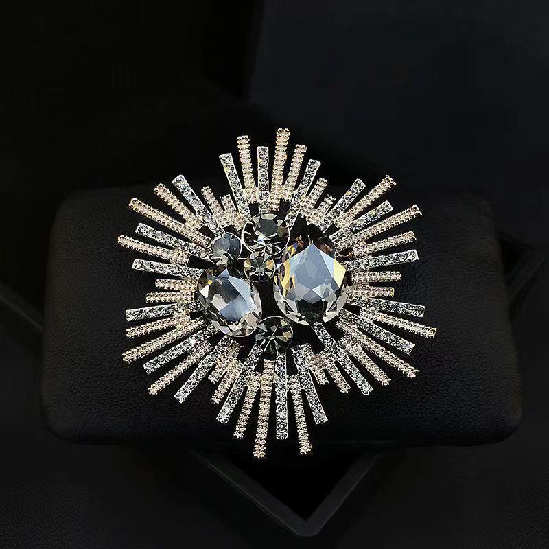 Elegante Perlen-Strass-Brosche: Damen Exquisite Brosche im Stil kleiner Duft und Seidentuch-Schnalle