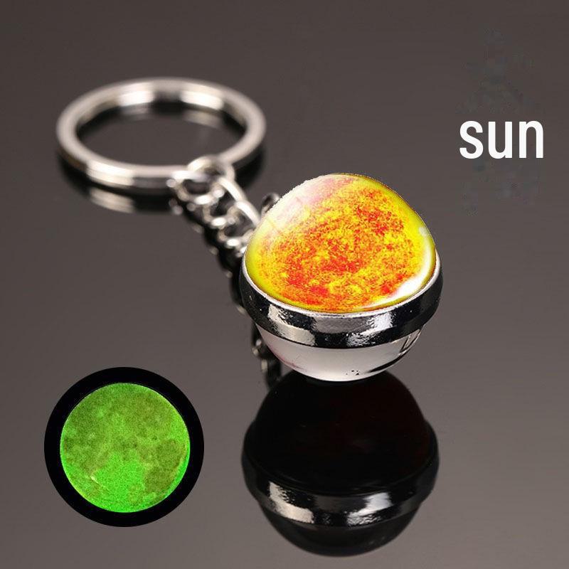 Oboustranná křišťálová galaktická klíčenka s designem planet a měsíce