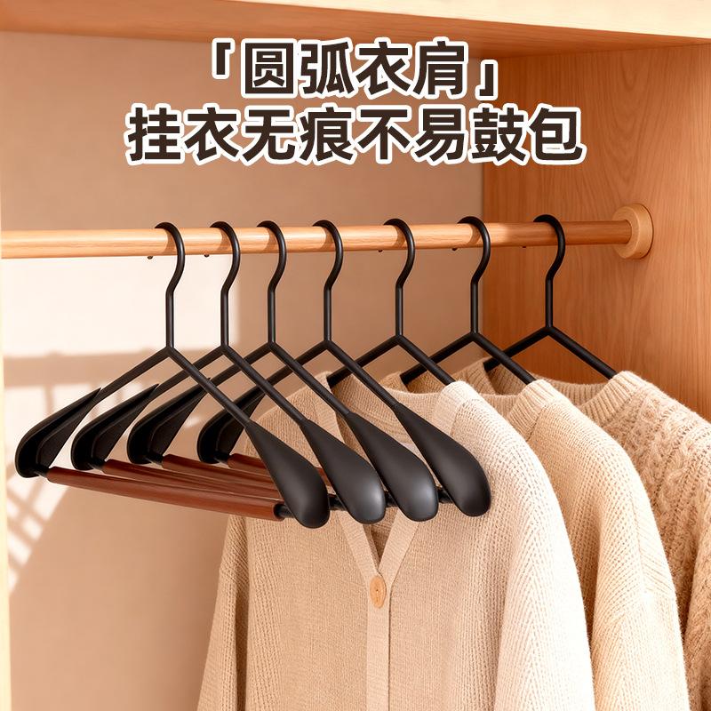 The organizer recommends beech hangers, non-slip and non-marking clothes for household hangers, high-end adult clothes hangers, and supports drying