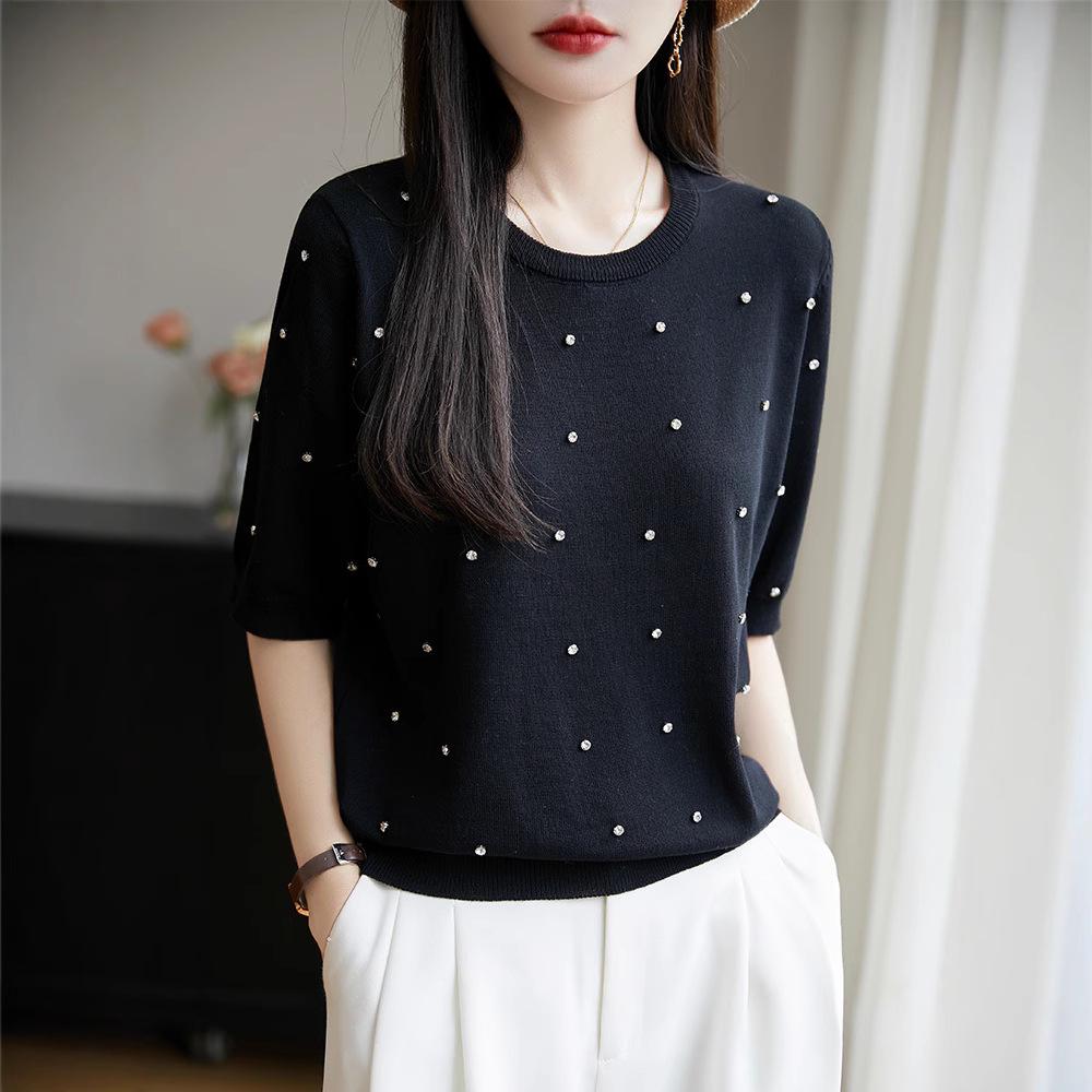 Damski zakrzywiony sweter dzianinowy z okrągłym dekoltem zdobionym koralikami - Krótki rękaw, wysokiej klasy letni top