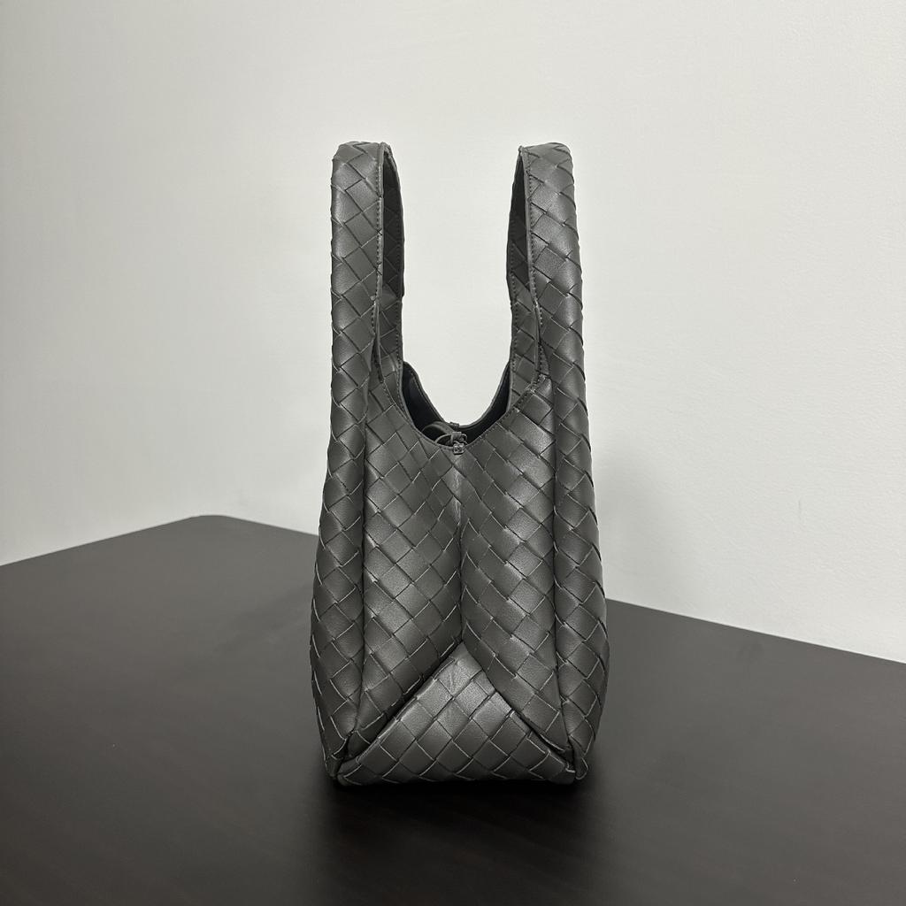 Hand-woven European and American Retro Texture Versatile Handbag Large Capacity Leisure Commuting Fashion Simple Tote Bag