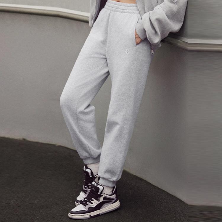 Li Ning Sports Lifestyle Series Solid Color Mid Waist Fleece Cuffed Knitted Sweatpants Women Bottoms Light-Gray Gray AKLT820-4