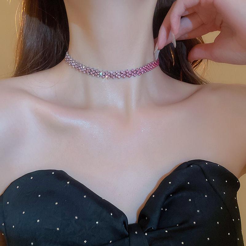 European & American Geometric Water Drop Diamond Necklace: Retro Court Style, High-End Luxury Clavicle Chain for Women.