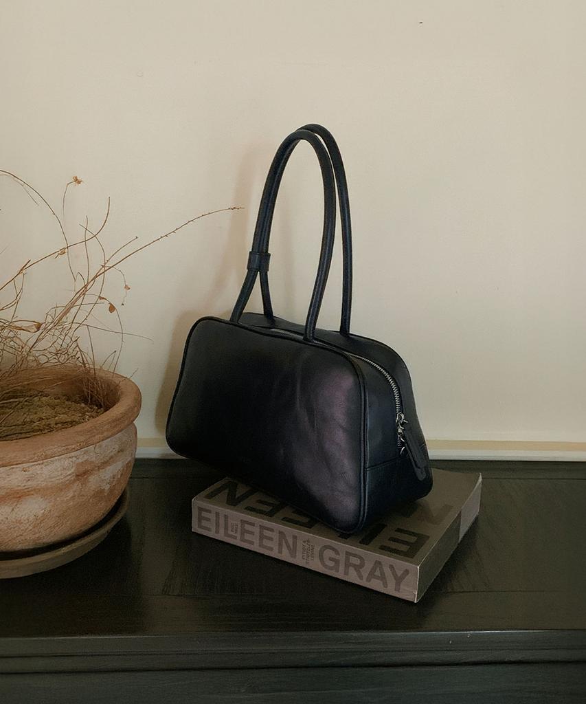 Artid Pull-Up Leather Bowling Bag_Black