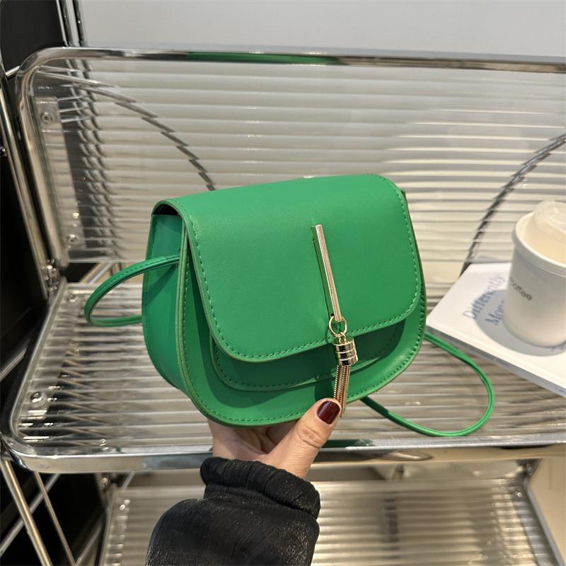 Chic Street Style Mini Saddle Bag With Unique Tassel Design And Versatile Colors зелёный