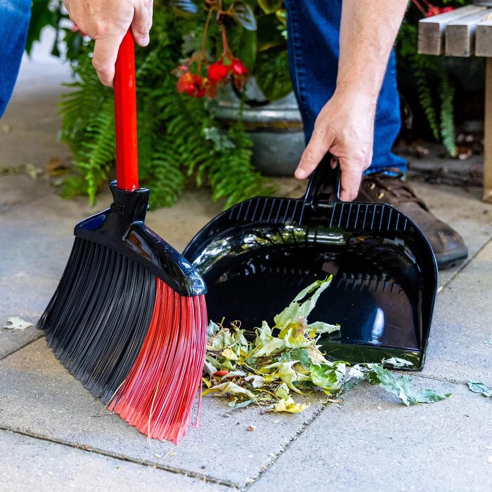 Hög Effekt 13.75in Stålhandtag Kvast med Skyffel Vinklat Huvud Fibrer Rengöring av Flera Ytor Inomhus Utomhus Kraftig Dammplockare