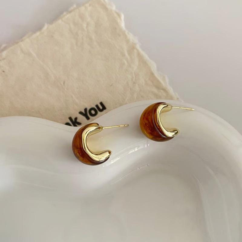 Retro Maillard Amber Square Earrings: Elegant, Lightweight, Versatile Celebrity Studs for Women.