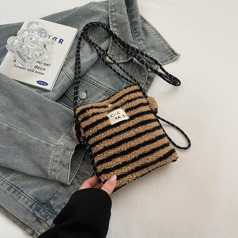 Autumn, winter and winter shoulder bag casual fluff bag plush Korean version small fresh fashion bag large capacity messenger bag women's bag