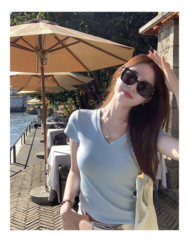 Black V-Neck Slim Fit Short-Sleeve T-Shirt for Women - Stylish Summer Top