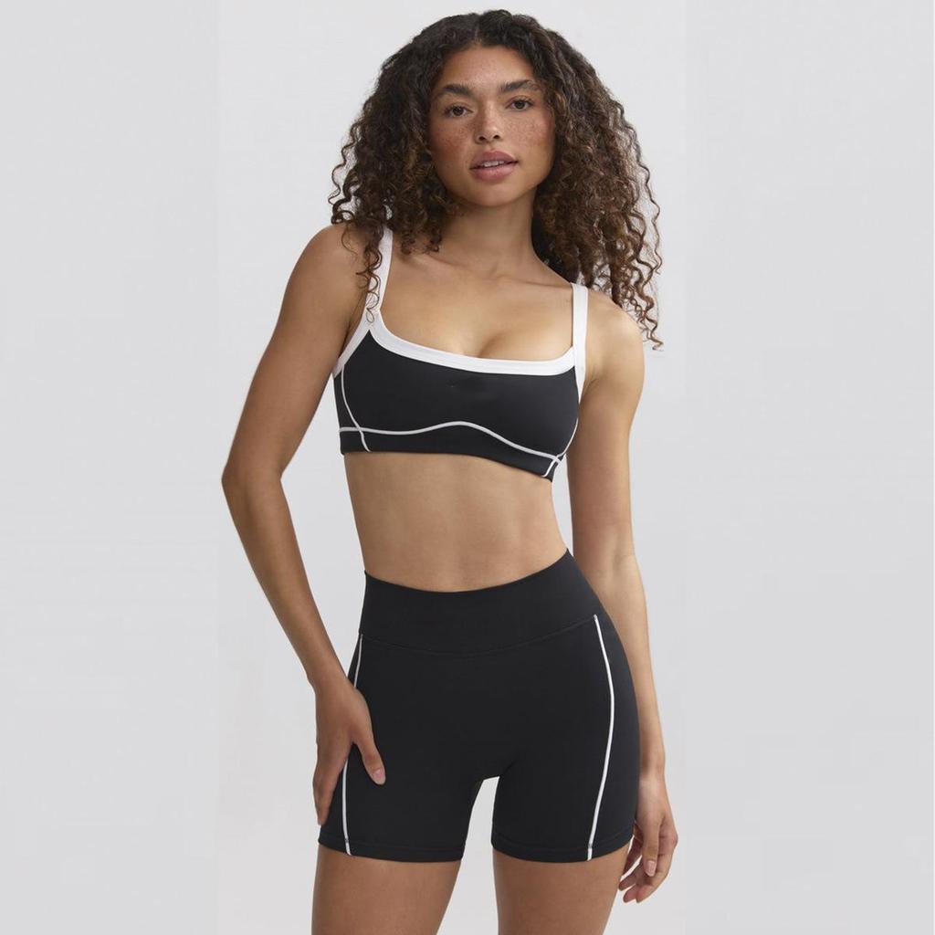 Yoga-Set in Kontrastfarbe: Hochelastischer Sport-BH und ausgestellte Hose mit Hüftlifting