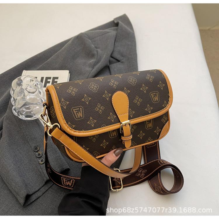 Fashionable and Versatile Retro Small Square Bag 2025 New One-shoulder Crossbody Women's Bag Presbyopia Baguette Bag Foreign Style High-end Trend