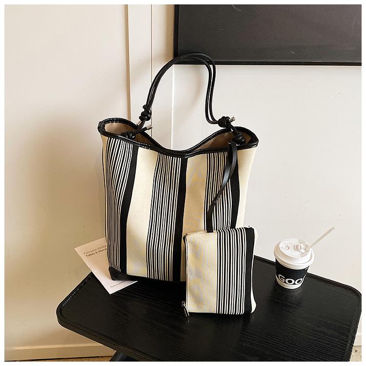 

Bucket bag women 2025 new niche design lazy wind tote bag large capacity commuter bag flying woven armpit bag чорний