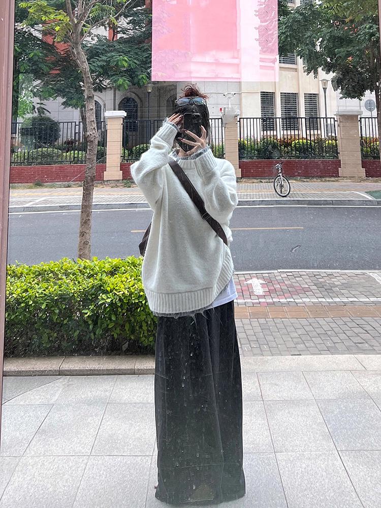 Dámský zimní distressed oversized pulovr dva v jednom s kulatým výstřihem a dlouhým rukávem