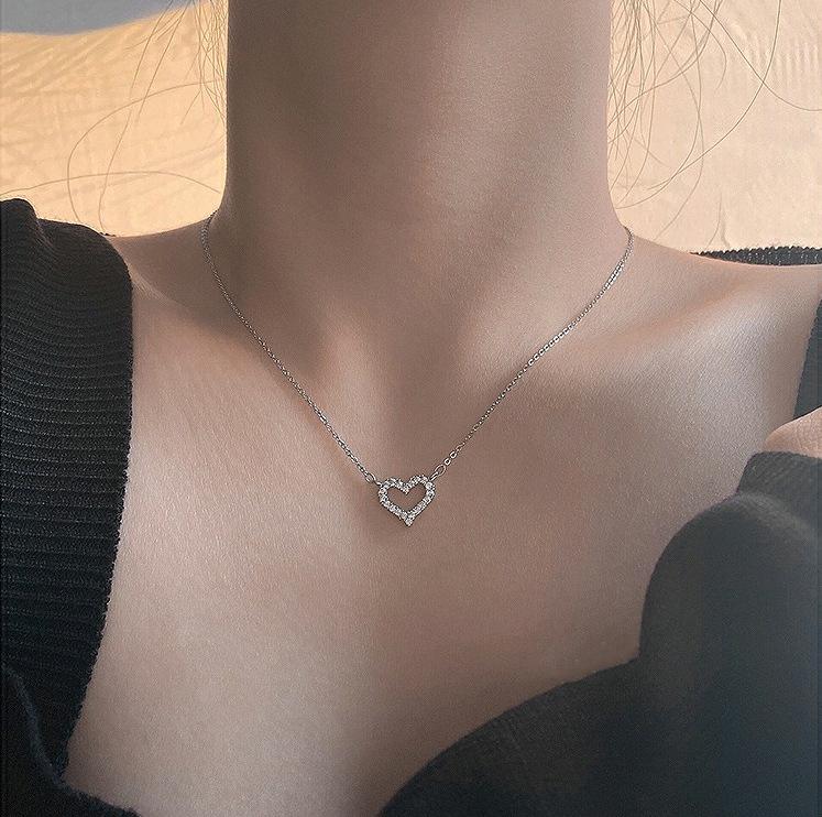 Luxury Women's Zircon Heart Pendant Necklace - Elegant Micro-Paved Clavicle Chain