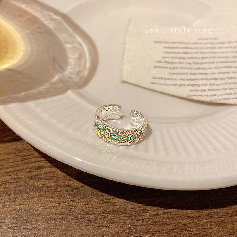 Gilded Enamel Feather Ring: Unique, Versatile Women's Hand Jewelry Design