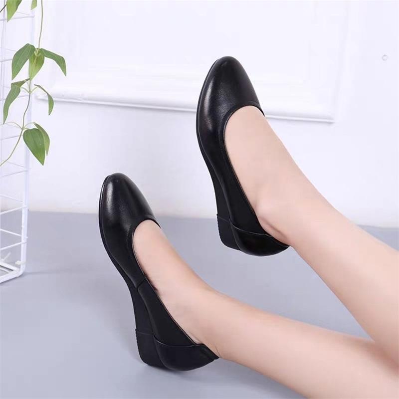 Spring/Summer Low Heel Work Shoes for Middle-Aged & Elderly Women - Soft Sole, Professional Leather Shoes for Hotel & Flight Attendant Use.
