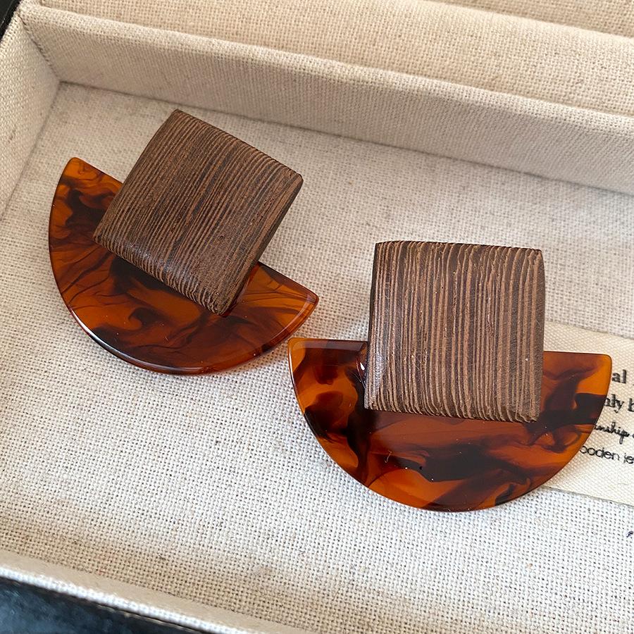 

Silver needle square wood earrings Hong Kong style retro court style temperament earrings niche high-end fashion earrings