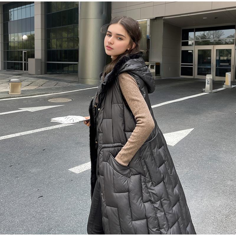 Осенне-зимняя женская куртка-пуховик с капюшоном — фото 8