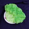 Künstliche Dekoration aus grünen Salat- und Kohlblättern