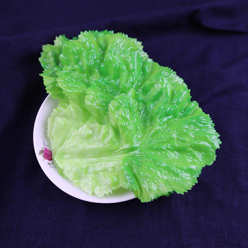 Künstliche Dekoration aus grünen Salat- und Kohlblättern