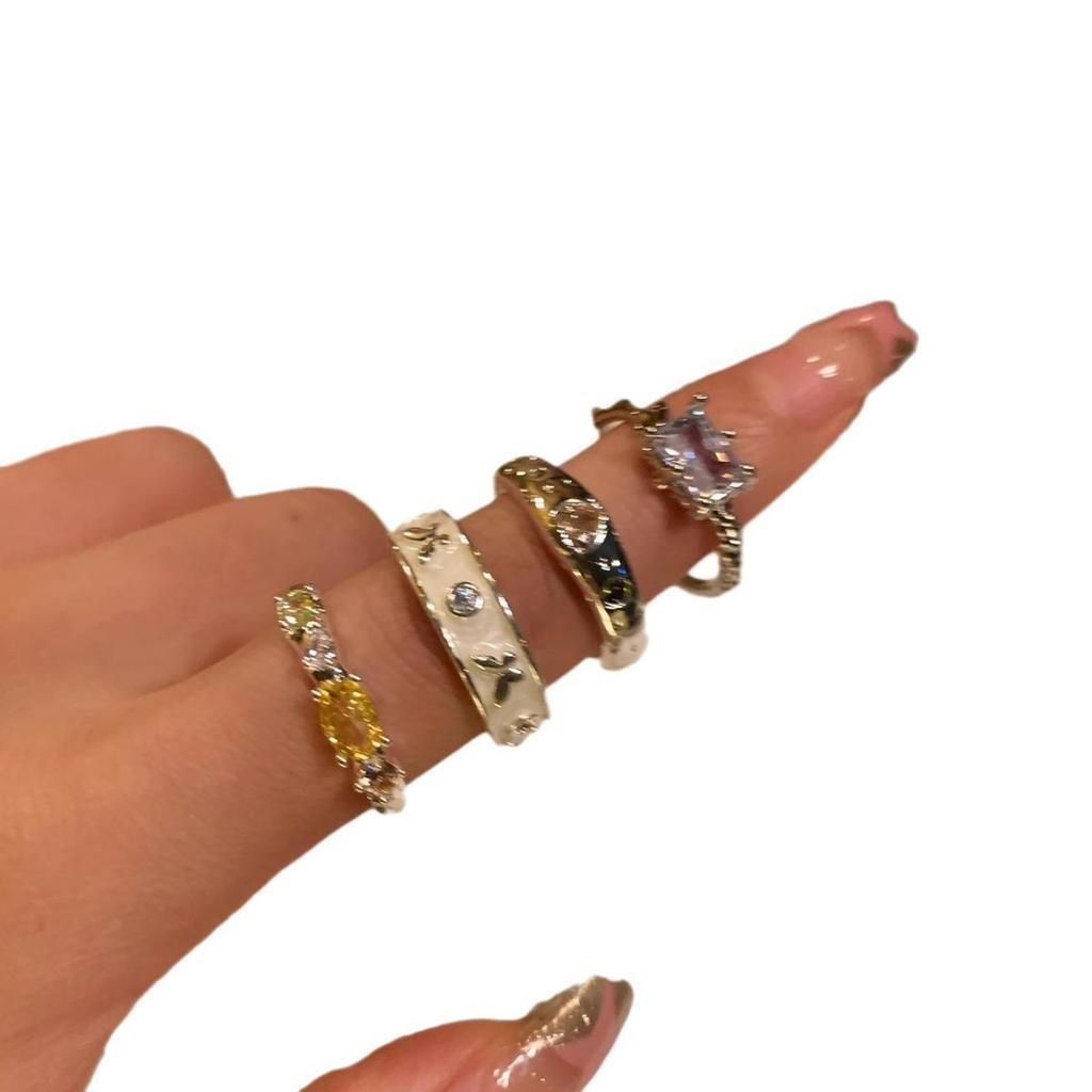 Owner's Pick: Stylish and Unique Luxury Index Finger Ring for Women – Fashionable, Niche Design with Personality.