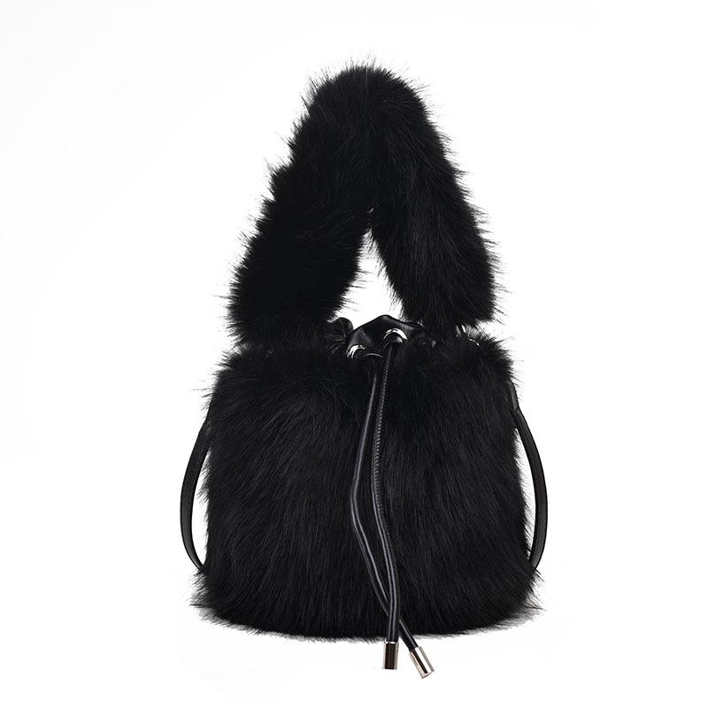 

2024 зима новый портативный плюшевый женский модный тренд иностранный стиль одно плечо личность косой пролет сумка-ведро чёрный