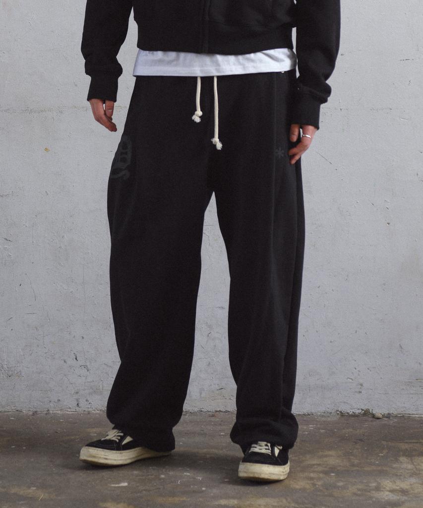 AMOU D-Star One Tuck Sweat Pants Black
