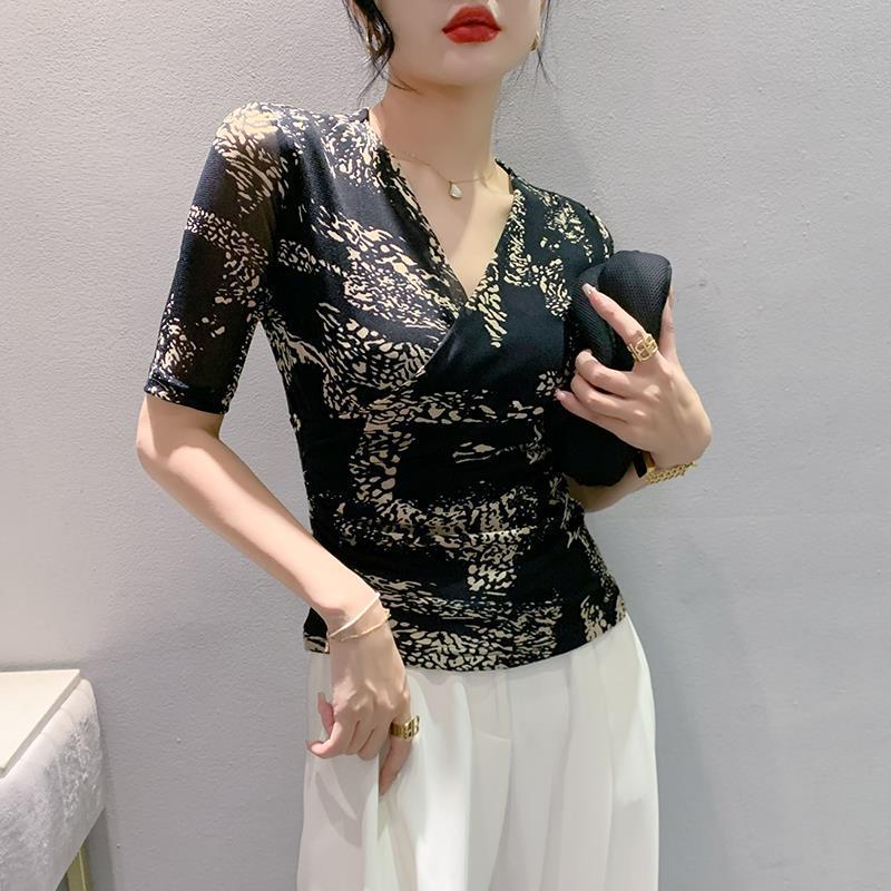 

2023 Женская европейская приталенная футболка с V-образным вырезом, сетчатым принтом, рукавом средней длины и плиссировкой 2XL