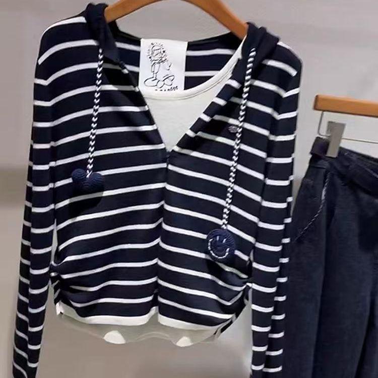 

Korean-Style Striped Hooded Sweatshirt for Women - Slimming, Age-Reducing, Casual, Versatile Top for Spring/Autumn. XS