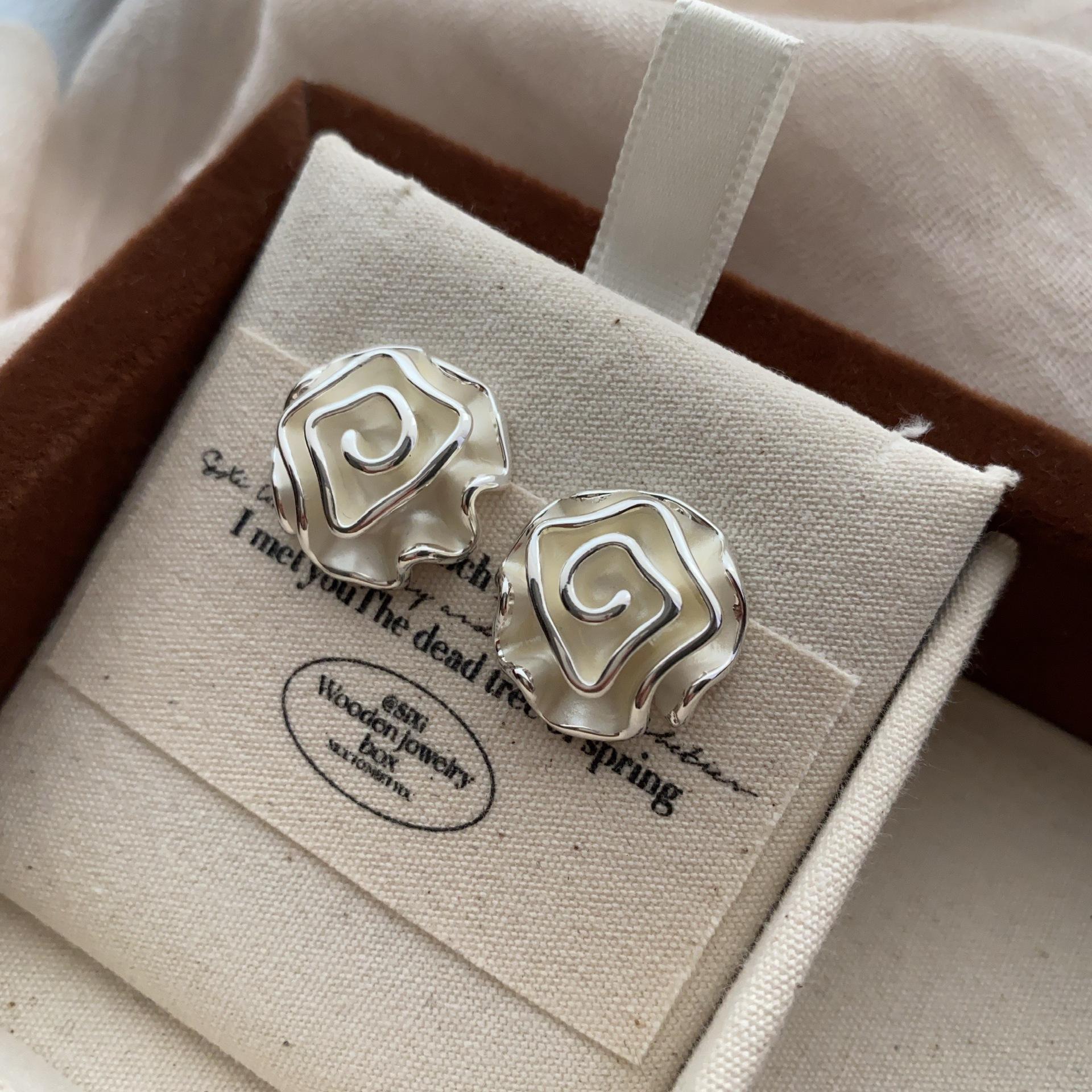 Niche design exquisite three-dimensional flower earrings, new high-end niche rose stud earrings, fashionable commuting niche