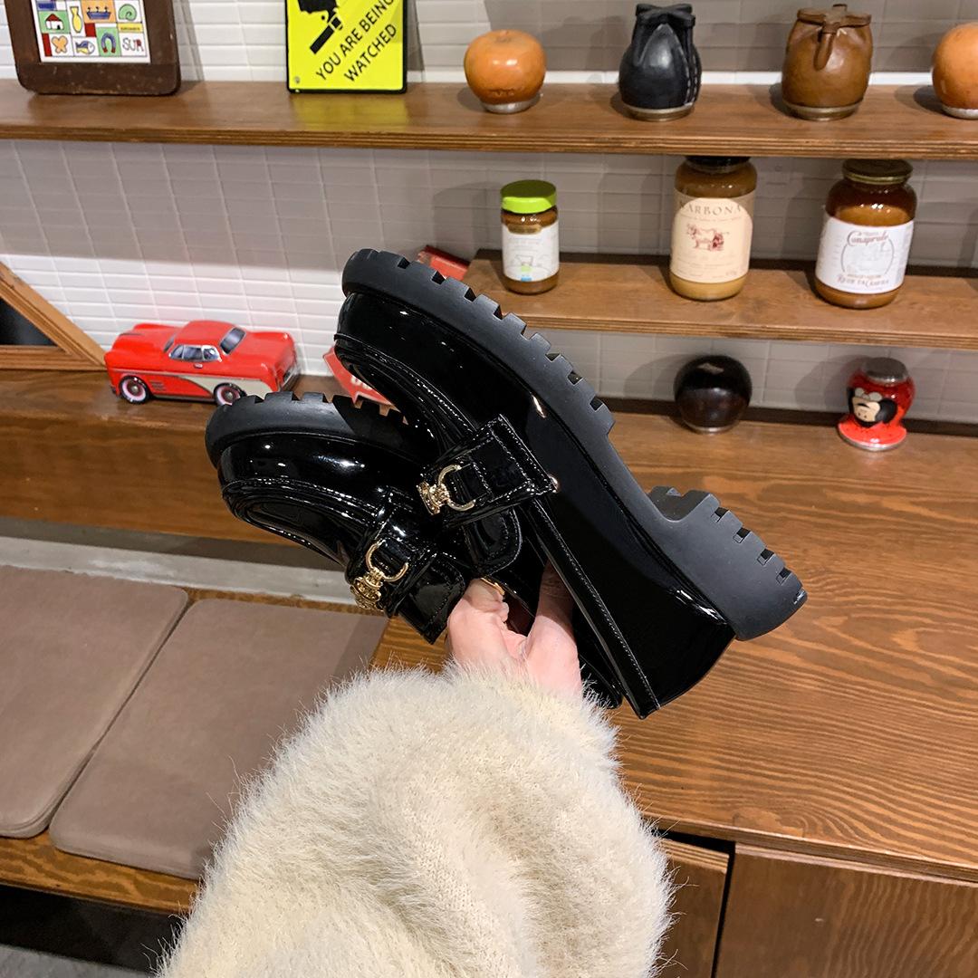 

Весняно-літні нові шкіряні м’які підошви Педалі Тріумфальна арка Кругла голова Золотий ґудзик Товста підошва Лофери для поїздок Жіночі маленькі шкіряні черевики 40